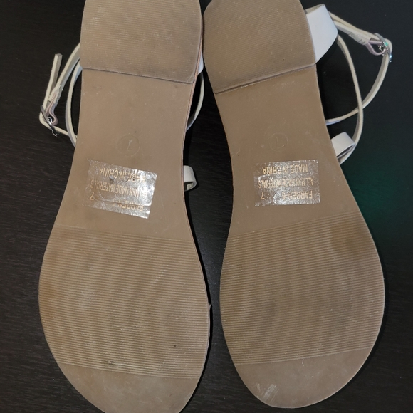 Sandals beige size 7. - Picture 5 of 5